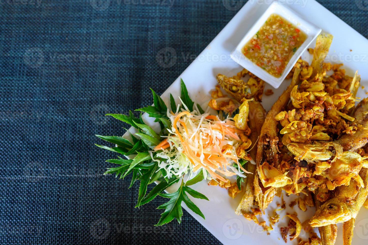 comida tailandesa frita foto