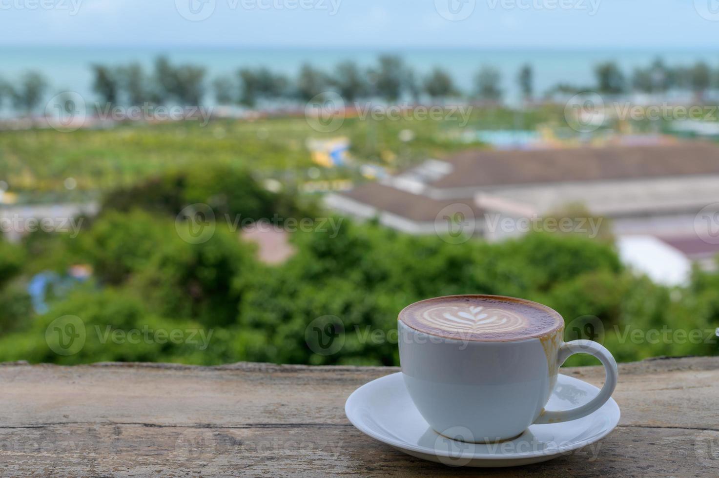 latte art com vista para a praia na tailândia foto