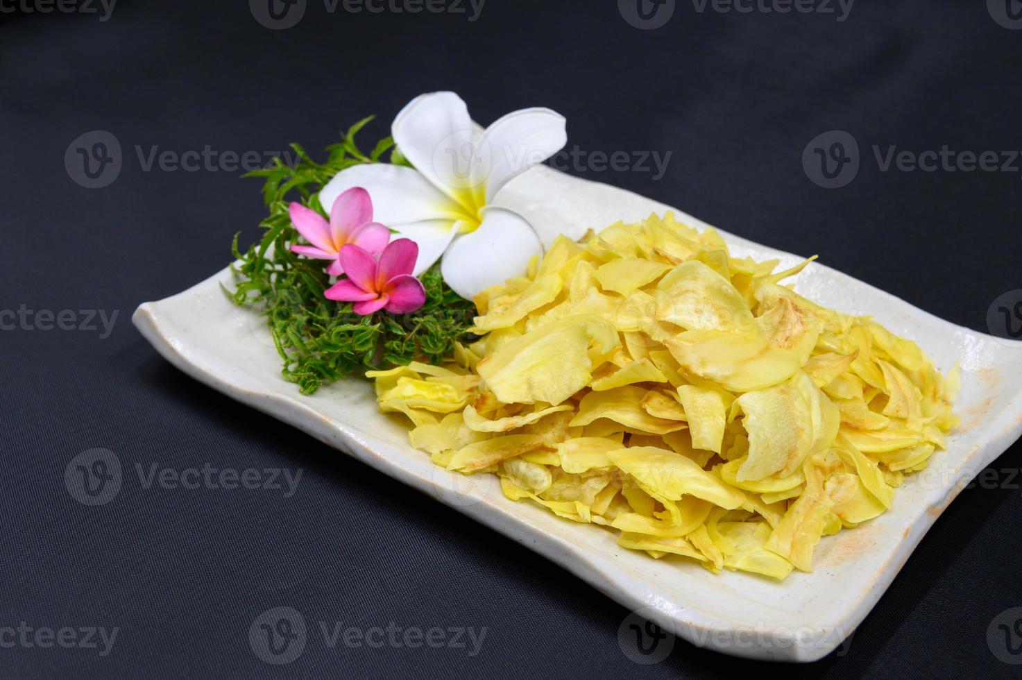 durian frito no prato na mesa foto