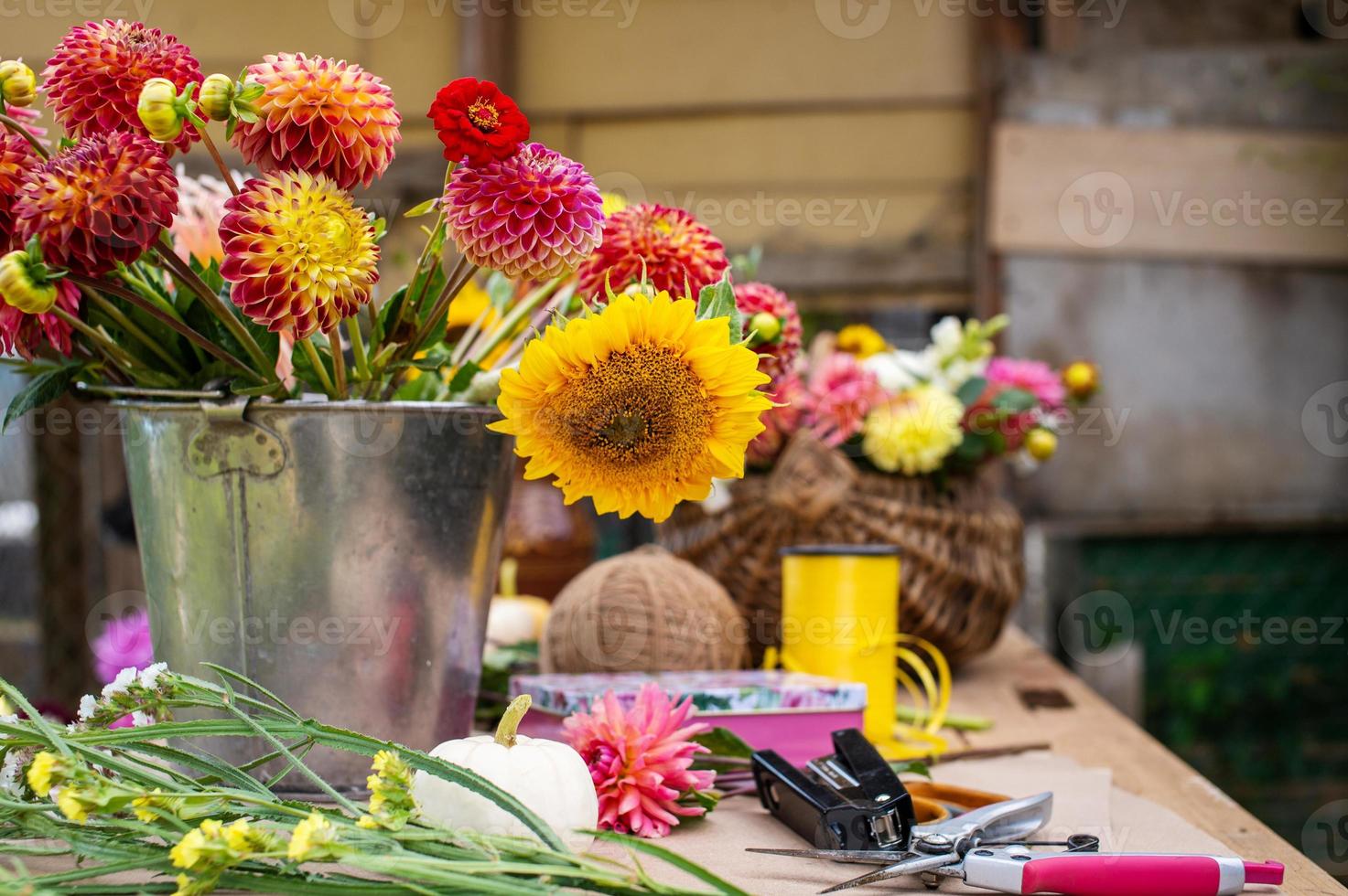 florista local de trabalho com dálias e girassóis foto