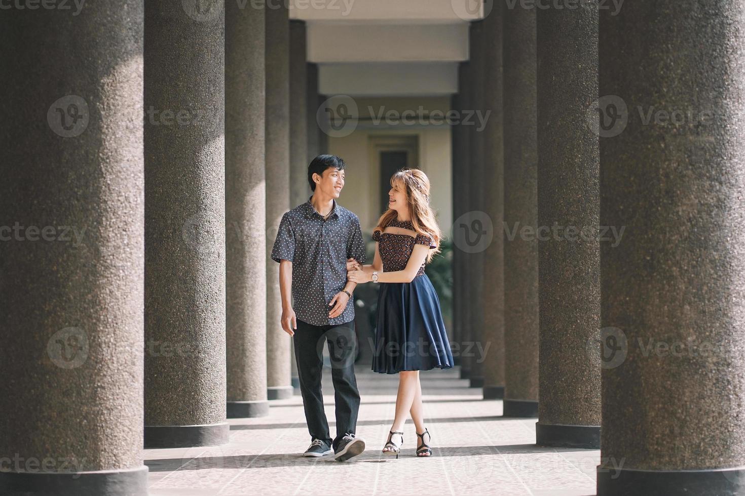 casal espera mãos e caminhando entre pilar pilares, viagem dentro para sempre viver e amor foto