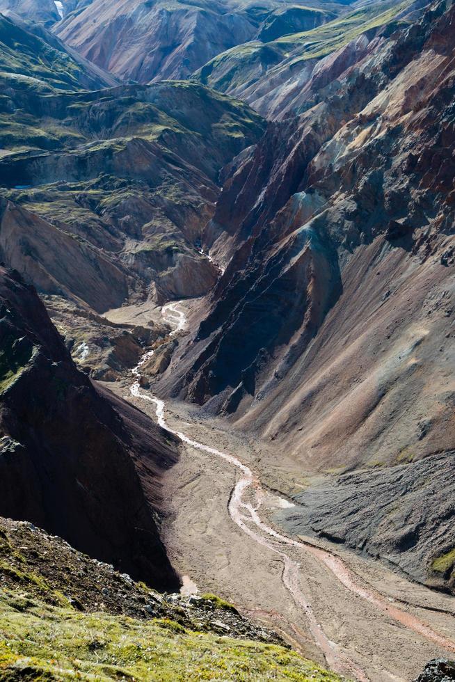 surpreendente desfiladeiro com uma rio entre montanhas foto