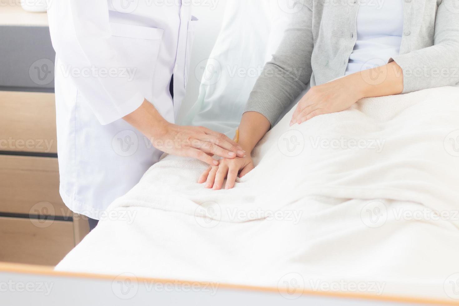 a médico é examinando a paciente dentro a hospital foto