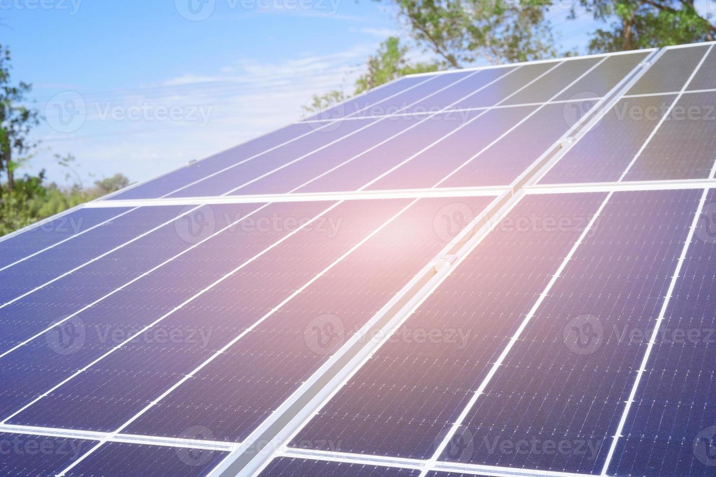 inclinar ângulo azul solar célula painel dentro jardim com luz solar reflexão. solar célula tecnologia, poder célula alternativo fonte do eletricidade. fotovoltaico célula painel. limpar \ limpo energia poder conceito foto