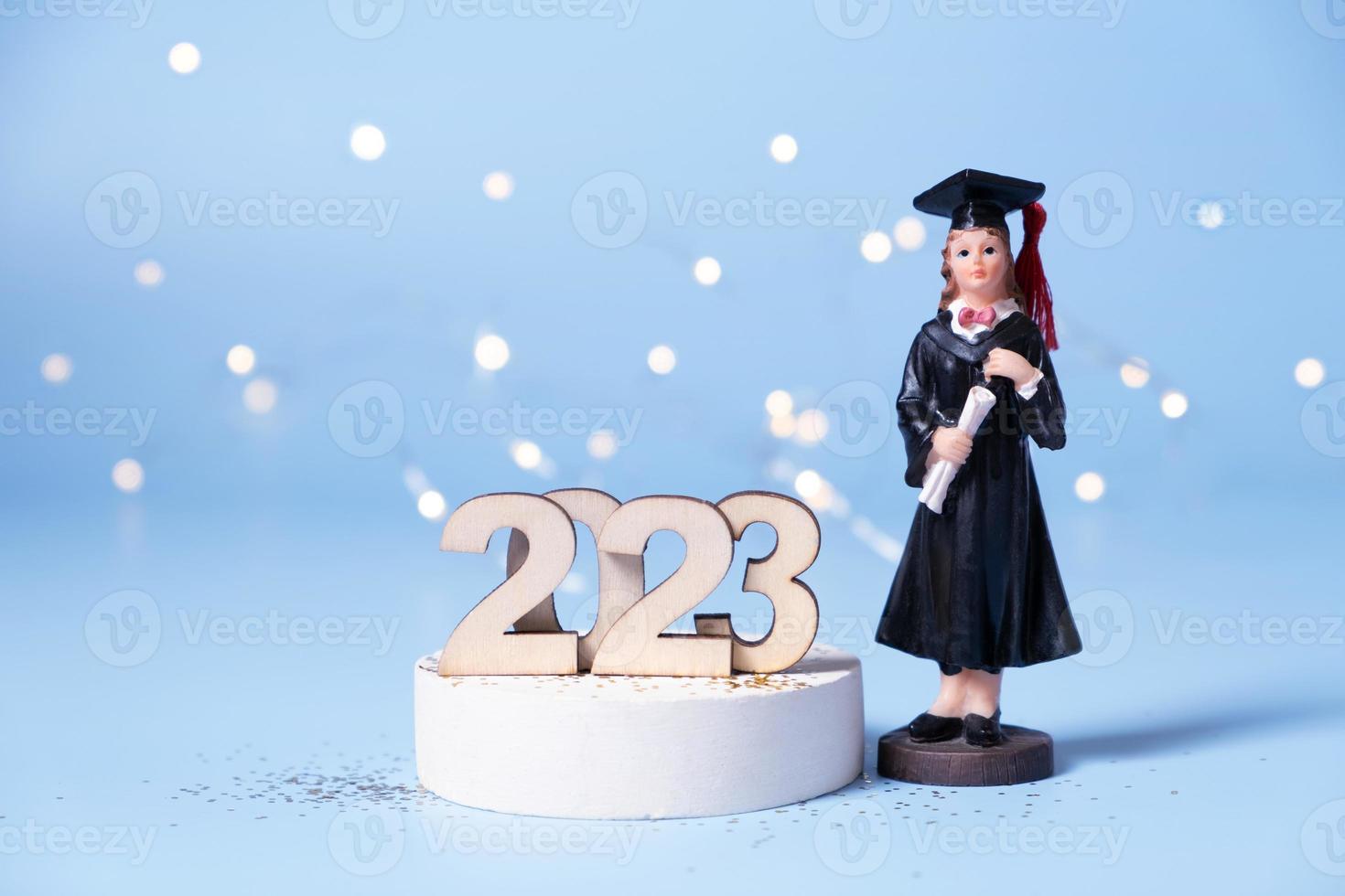 classe do 2023 conceito. de madeira número 2023 com graduado estatueta em colori fundo com bokeh foto