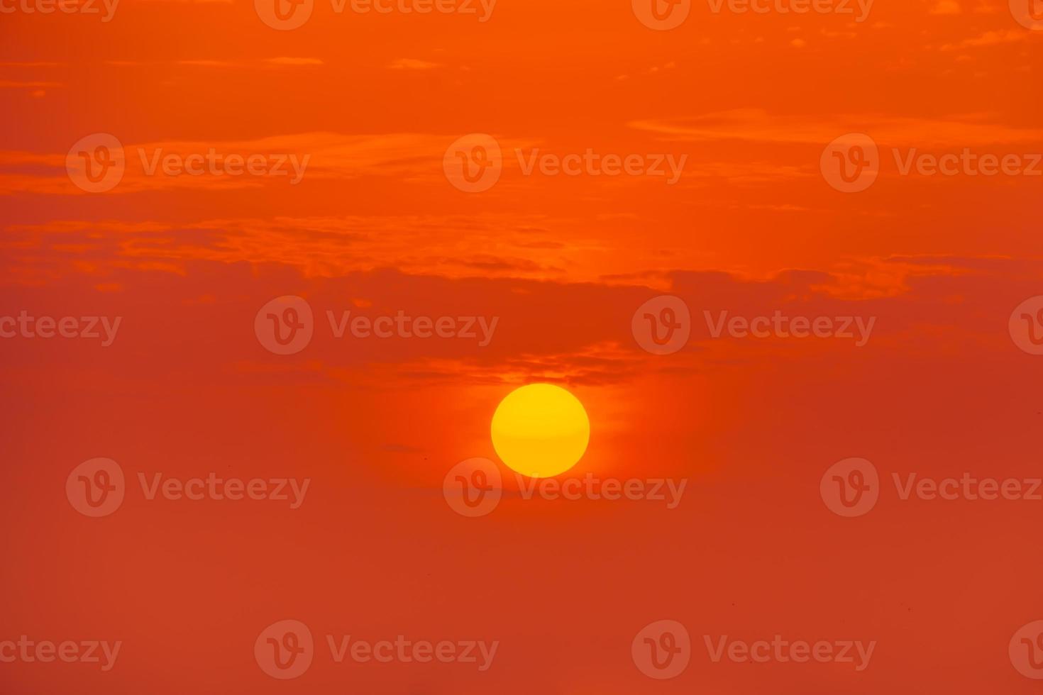 cheio lua dentro a manhã em laranja céu foto