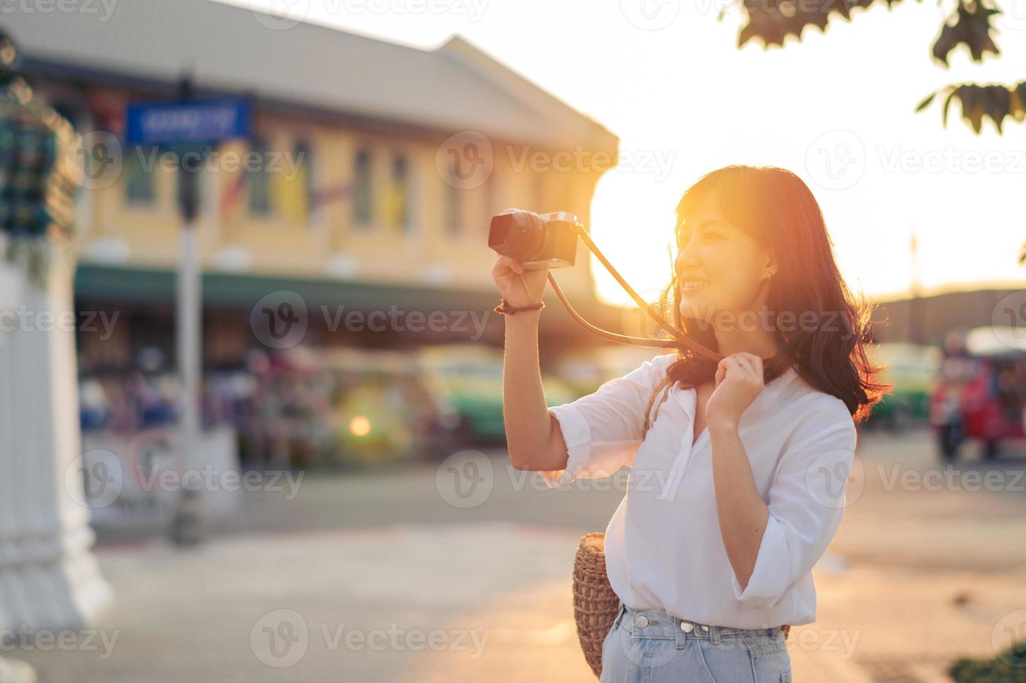 retrato do ásia mulher viajante usando Câmera às rua do Bangkok, tailândia. Ásia verão turismo período de férias conceito foto