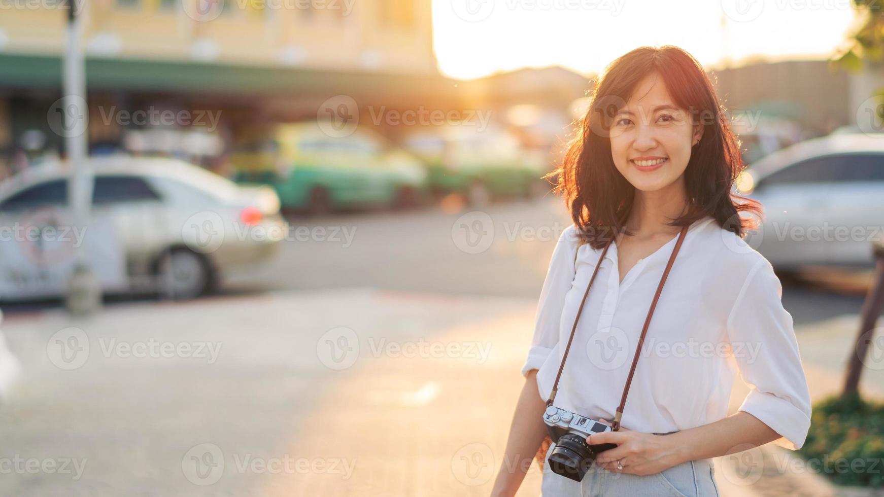 retrato do ásia mulher viajante usando Câmera às rua do Bangkok, tailândia. Ásia verão turismo período de férias conceito foto