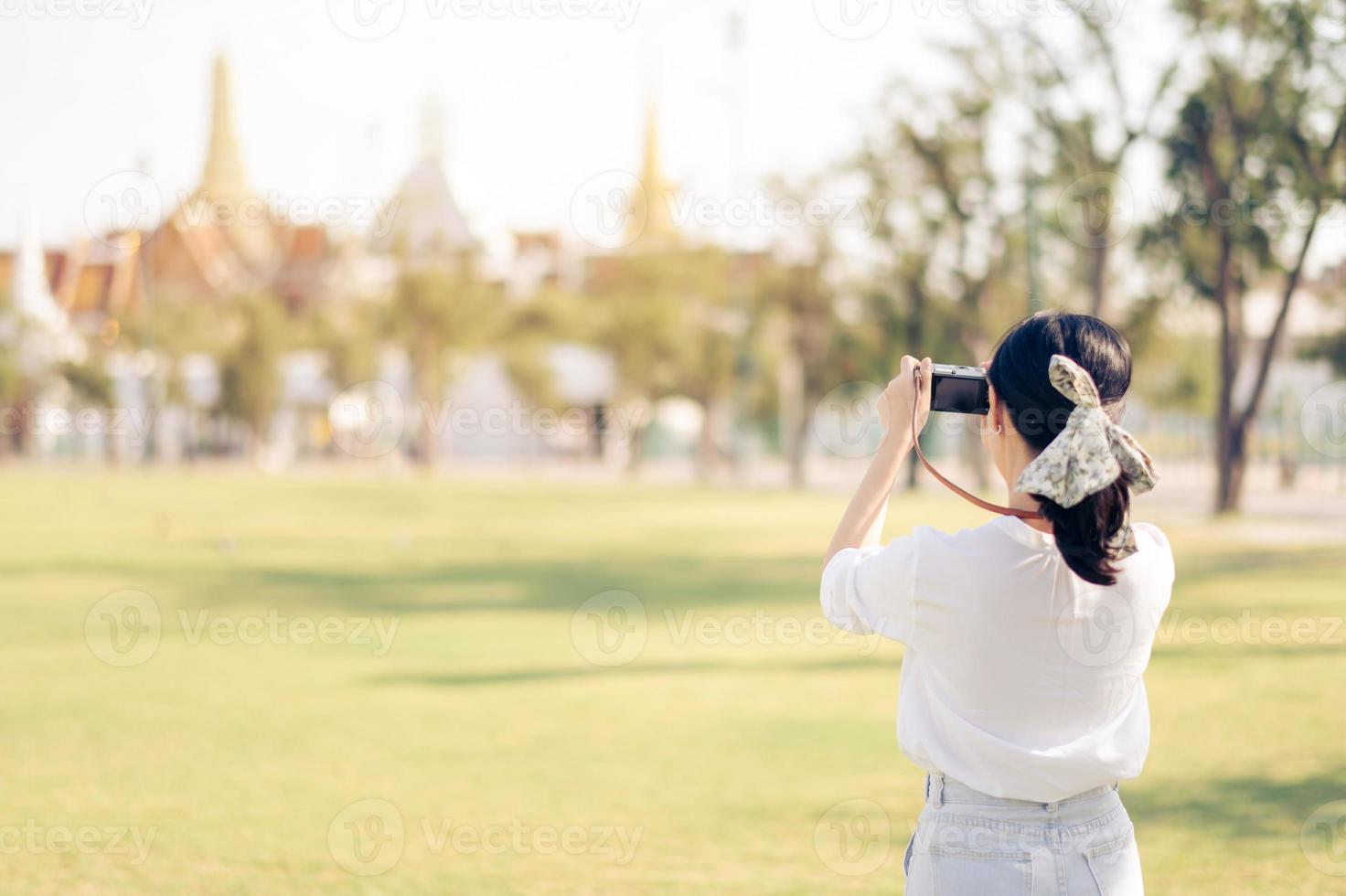 feliz juventude ásia mulher pessoa com Câmera viaja rua cidade viagem em lazer fim de semana. jovem hipster menina fêmea turista passeios turísticos verão urbano Bangkok destino estilo de vida conceito. foto