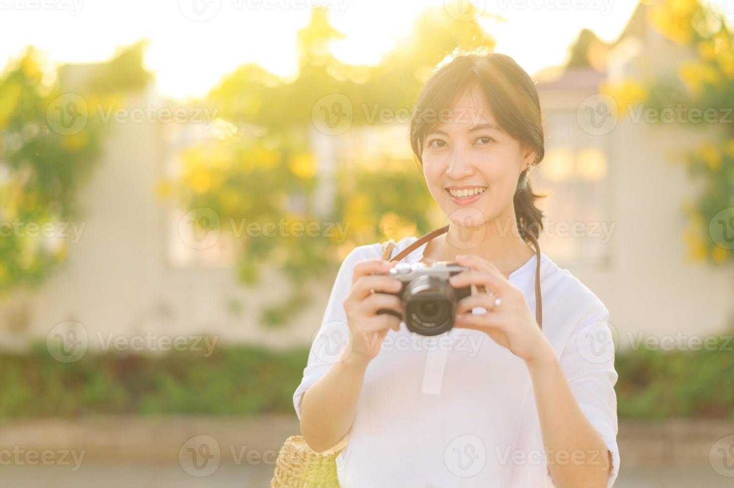 retrato do ásia mulher viajante usando Câmera às rua do Bangkok, tailândia. Ásia verão turismo período de férias conceito foto