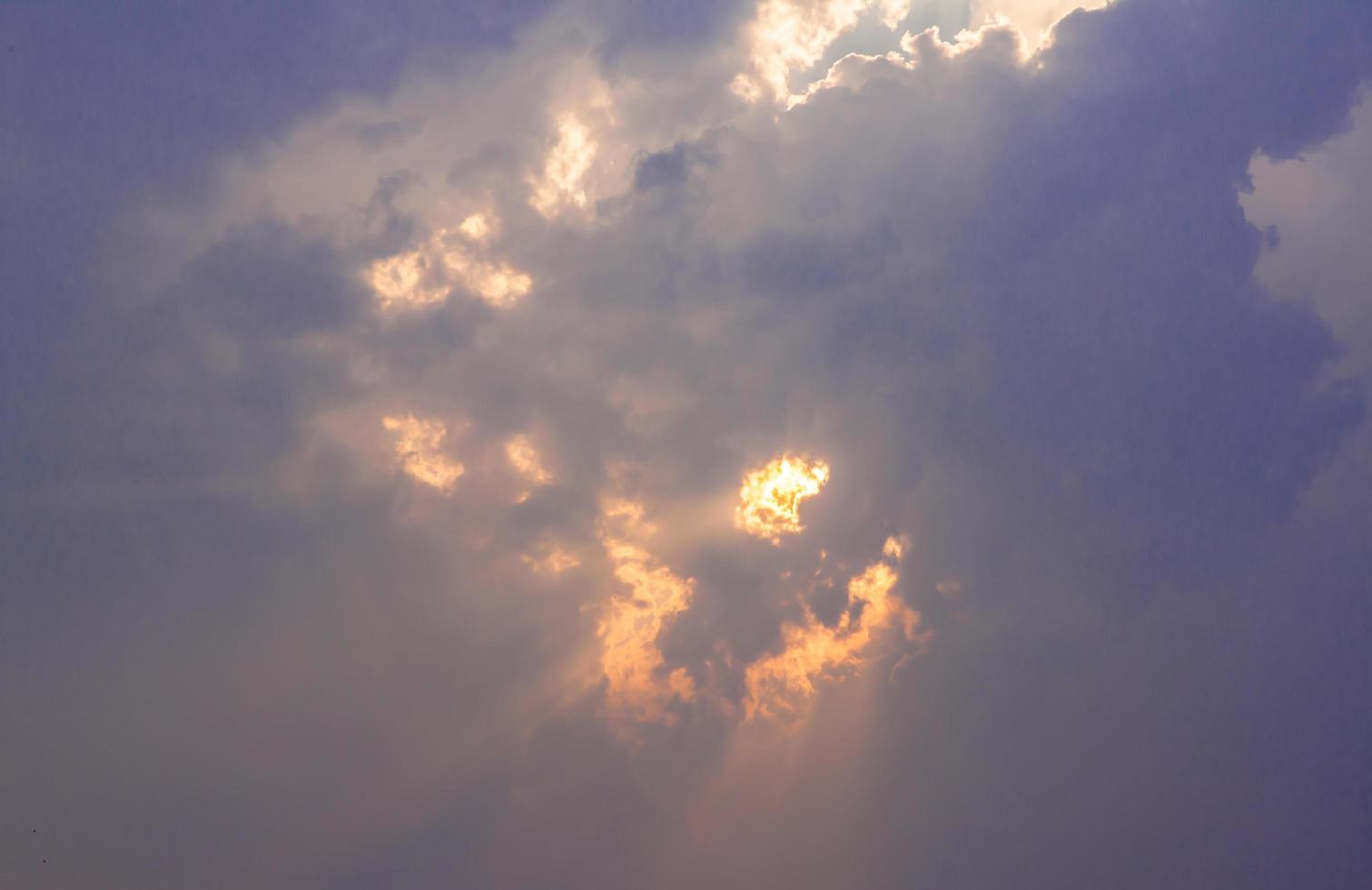 céu e nuvens brancas foto