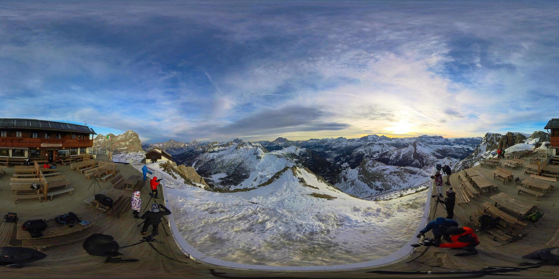 majestoso picos e sereno vales uma 360 Visão do a italiano Alpes foto