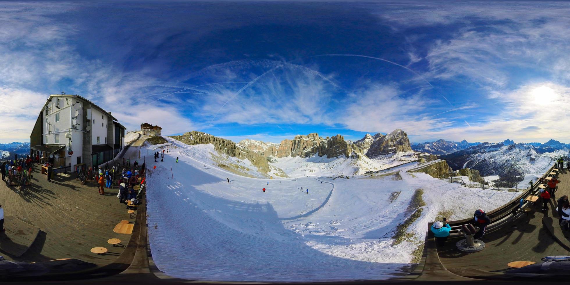 majestoso picos e sereno vales uma 360 Visão do a italiano Alpes foto