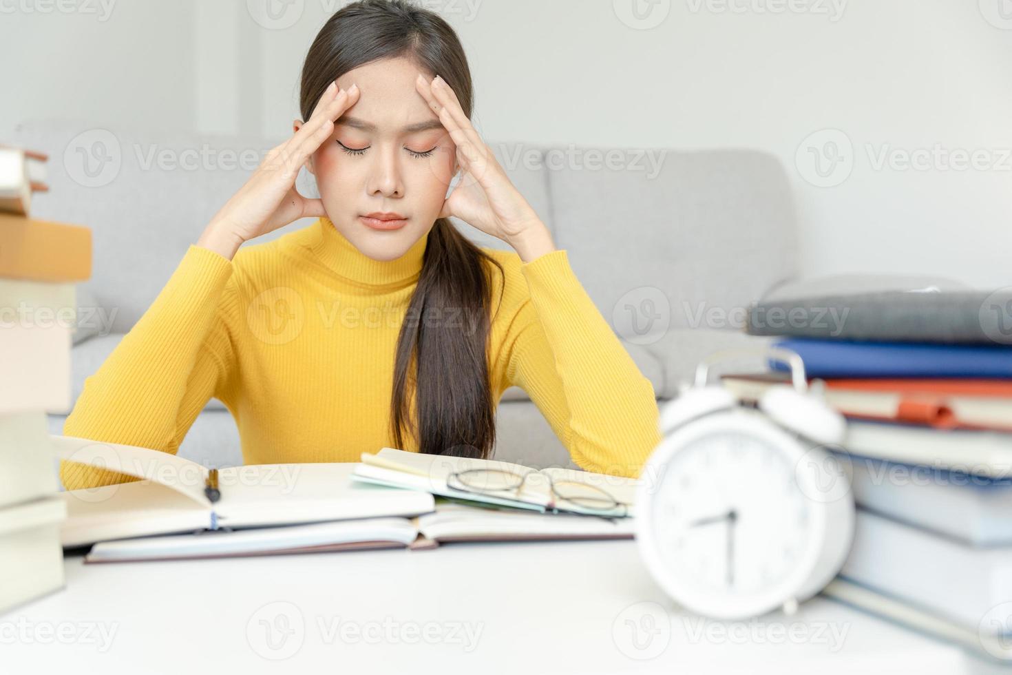 a estudante asiática tem ansiedade por causa dos exames, a mulher se prepara para o teste e aprende lições na biblioteca. estresse, desespero, pressa, leitura mal-entendida, desencorajado, expectativa, conhecimento foto