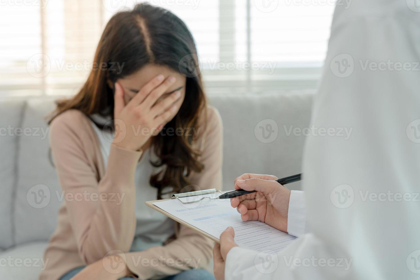 mulher com problemas de saúde mental está consultando. psiquiatra está registrando a condição do paciente para tratamento. encorajamento, amor e problema familiar, bipolar, paciente com depressão, proteger o suicídio foto