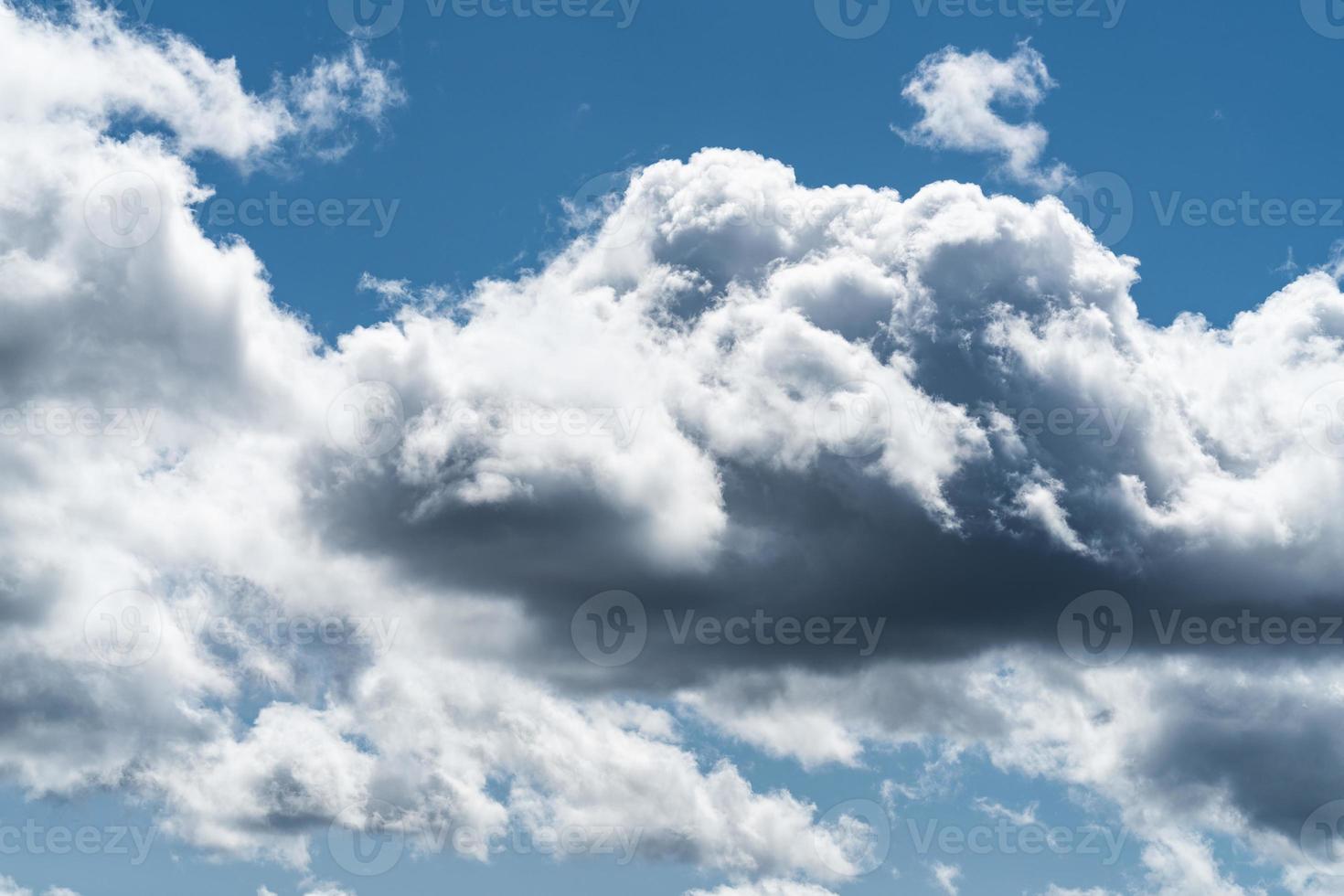 nuvens cumulus em um céu azul foto