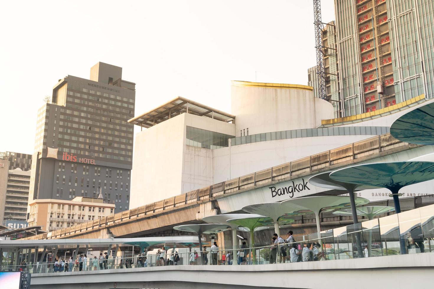 Bangkok Tailândia fevereiro 23 2023 céu andar às sião descoberta e mbk com Bangkok cidade do vida logotipo. sião descoberta e mbk é uma famoso compras Shopping às Bangkok. foto