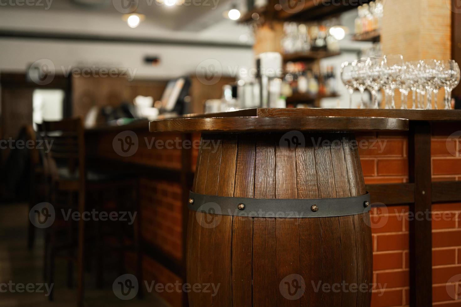 esvaziar Barra com velho barril interior, de madeira mobília e bar contador sem bartenders. foto