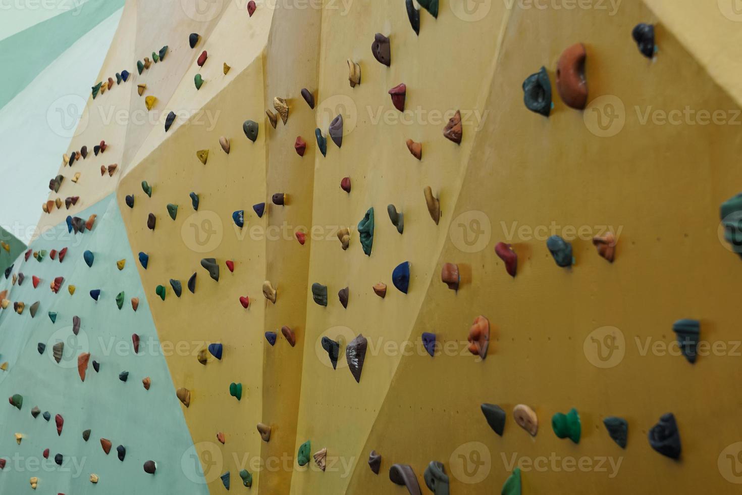 Rocha escalada parede em a rua foto