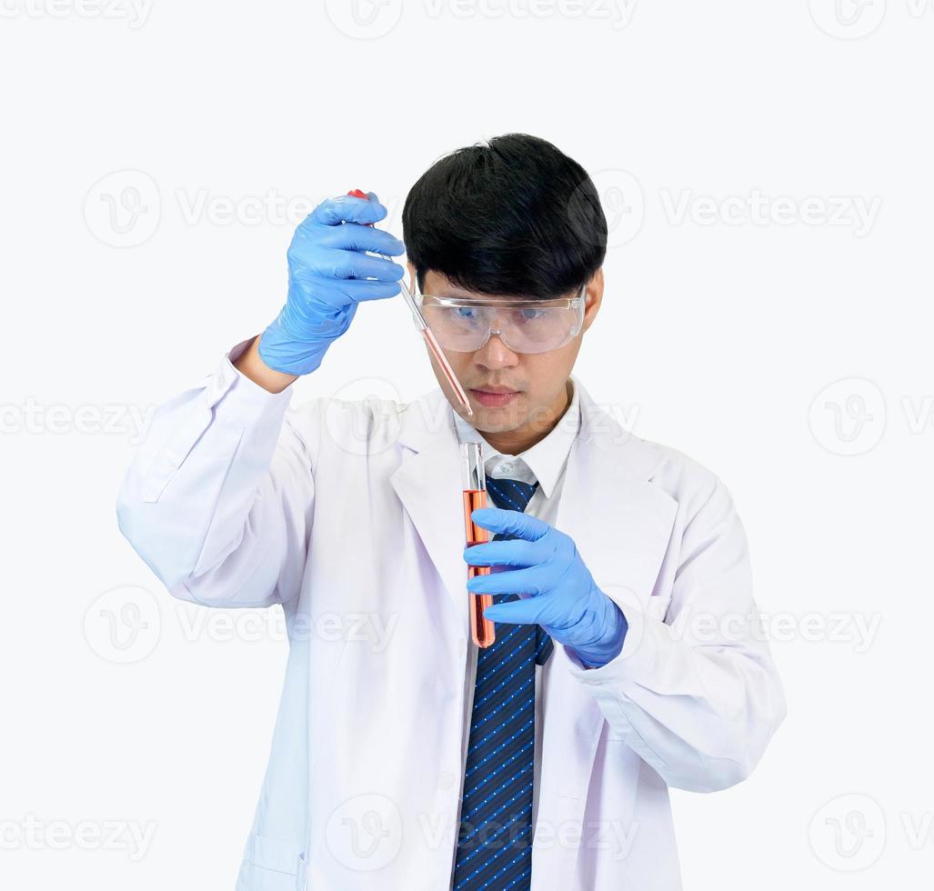 cientista estudante asiático no laboratório de mistura de reagentes em um laboratório de pesquisa científica com tubos de ensaio de vários tamanhos e microscópios. em cima da mesa no fundo branco do laboratório de química de laboratório. foto