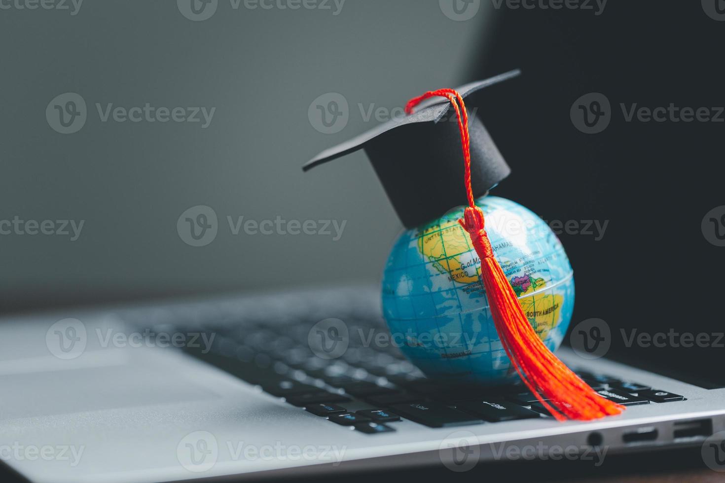 graduação boné com terra globo. conceito do global o negócio estudar, no exterior educacional, costas para escola. Educação dentro global mundo, estude no exterior o negócio dentro universidades dentro mundialmente. língua estude foto