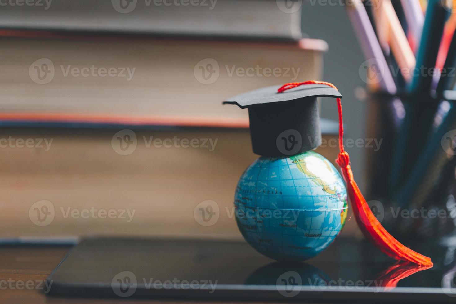 graduação boné com terra globo. conceito do global o negócio estudar, no exterior educacional, costas para escola. Educação dentro global mundo, estude no exterior o negócio dentro universidades dentro mundialmente. língua estude foto