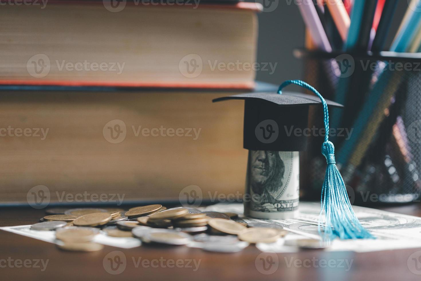 graduação boné com terra globo. conceito do global o negócio estudar, no exterior educacional, costas para escola. Educação dentro global mundo, estude no exterior o negócio dentro universidades dentro mundialmente. língua estude foto