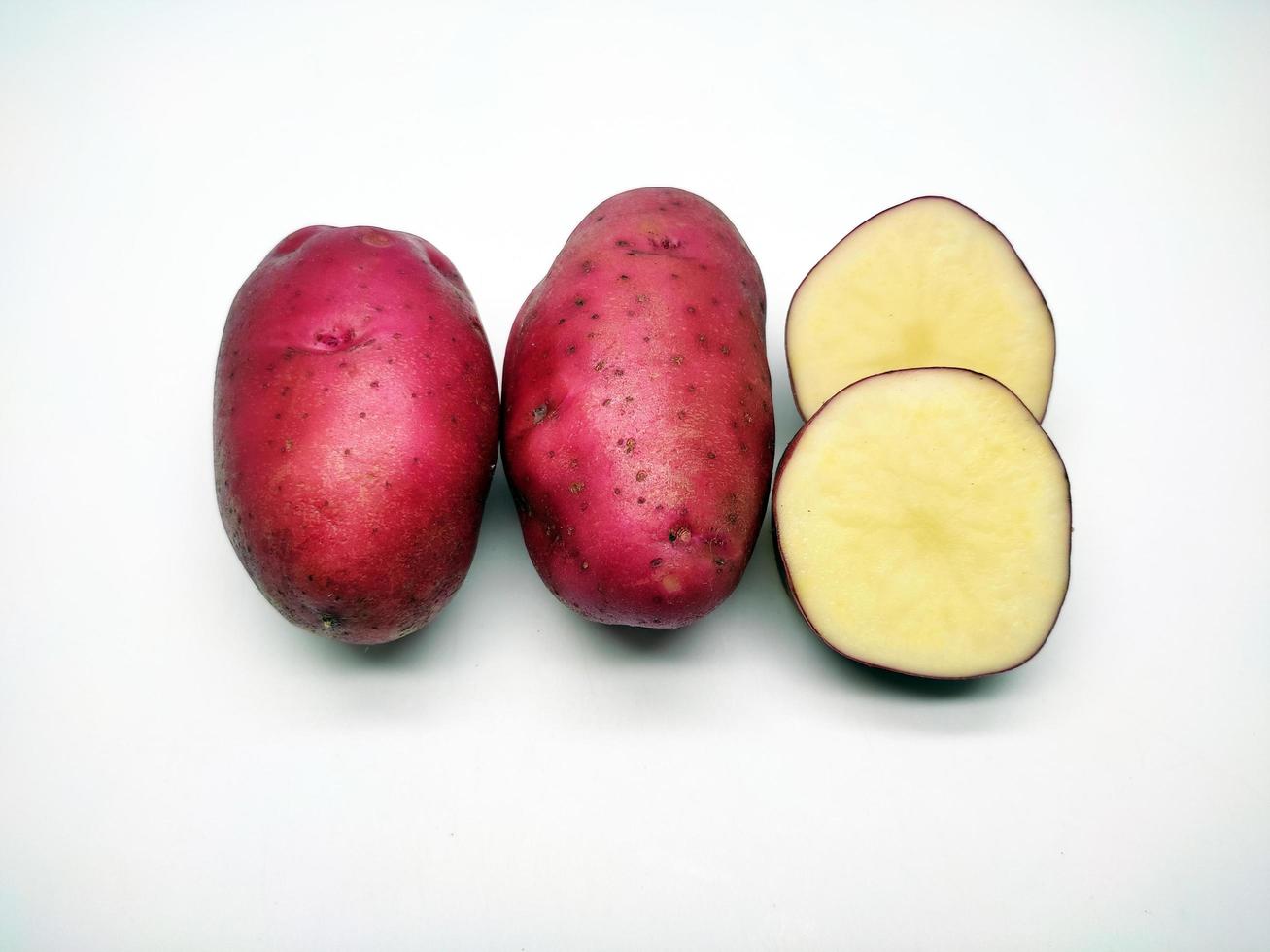 vermelho batata isolado em branco fundo foto