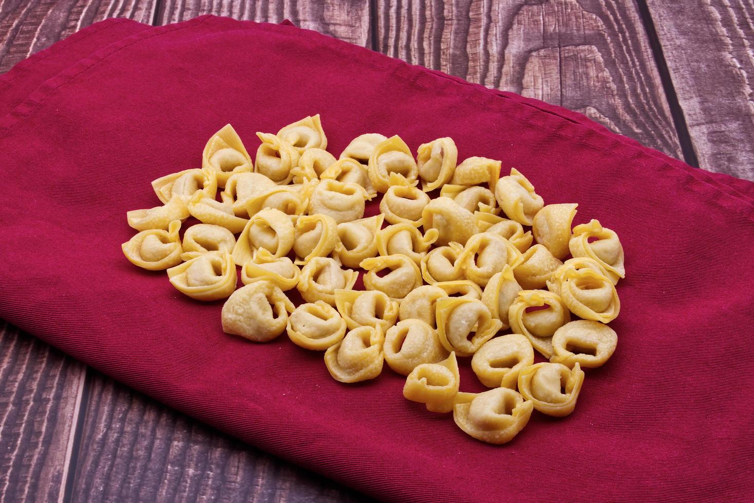 cru tortellini massa. tradicional italiano massa a partir de emilia-romagna foto