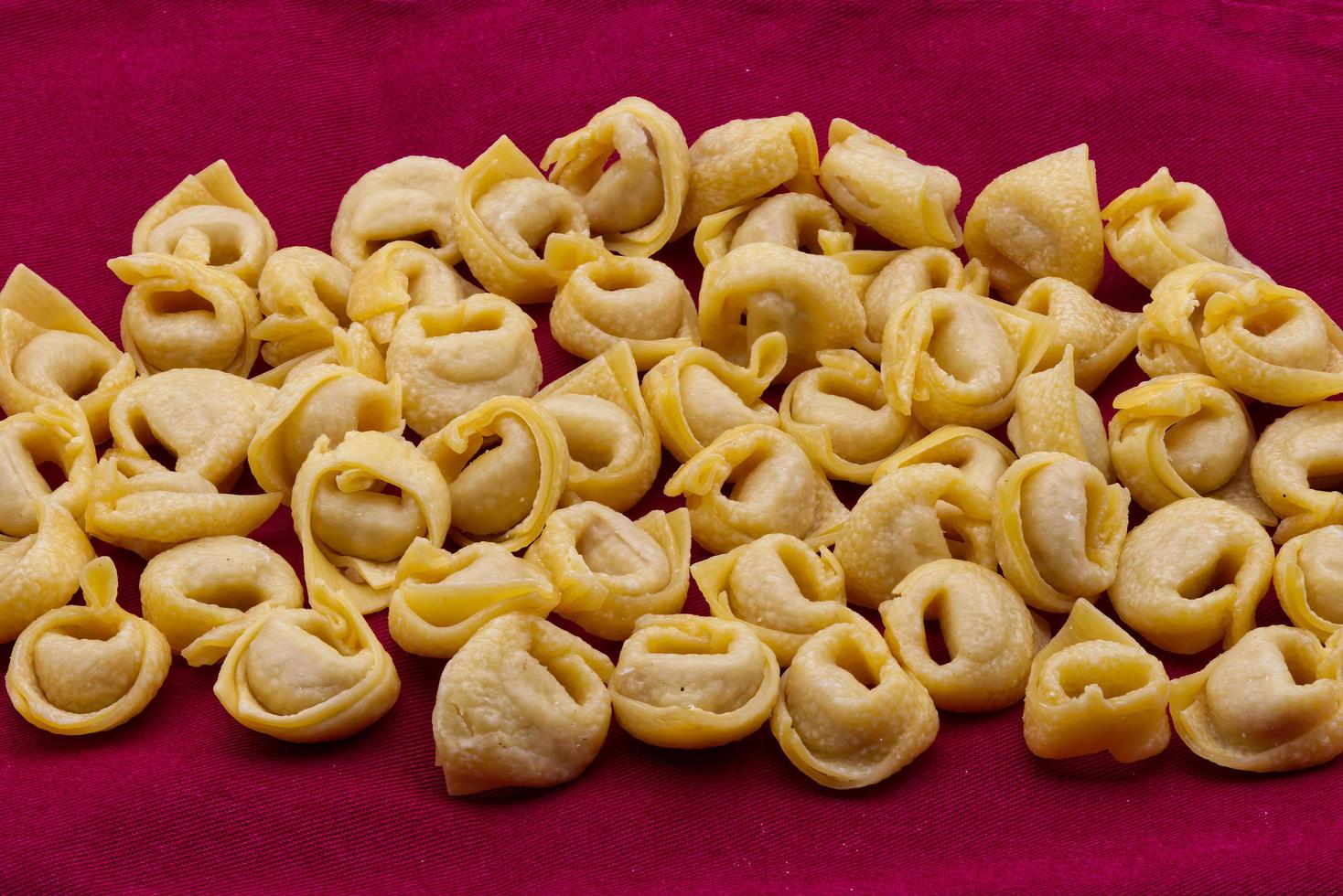 cru tortellini massa. tradicional italiano massa a partir de emilia-romagna foto