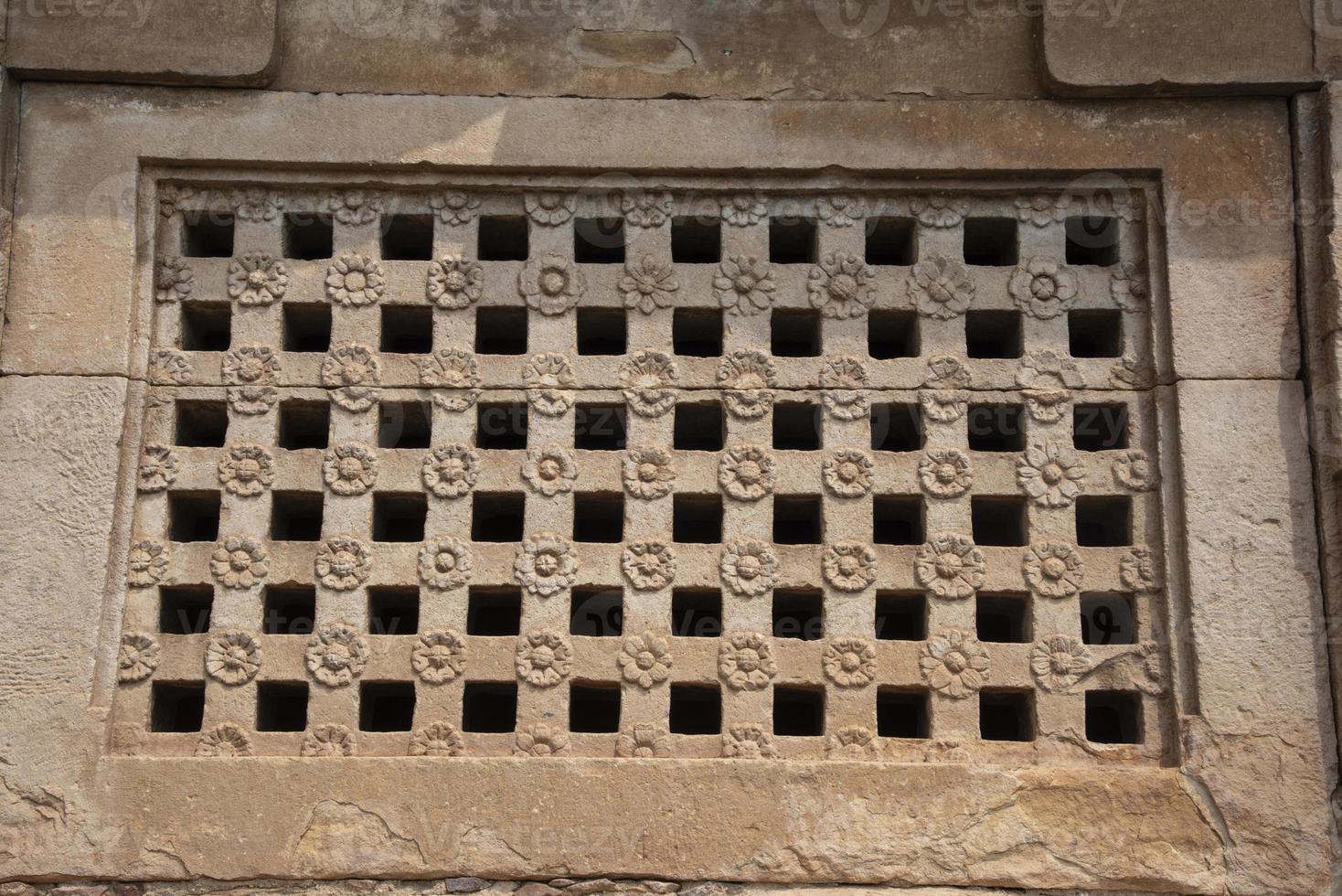 ornamentadamente esculpido janelas do templos dentro aihole dentro Karnataka, Índia foto