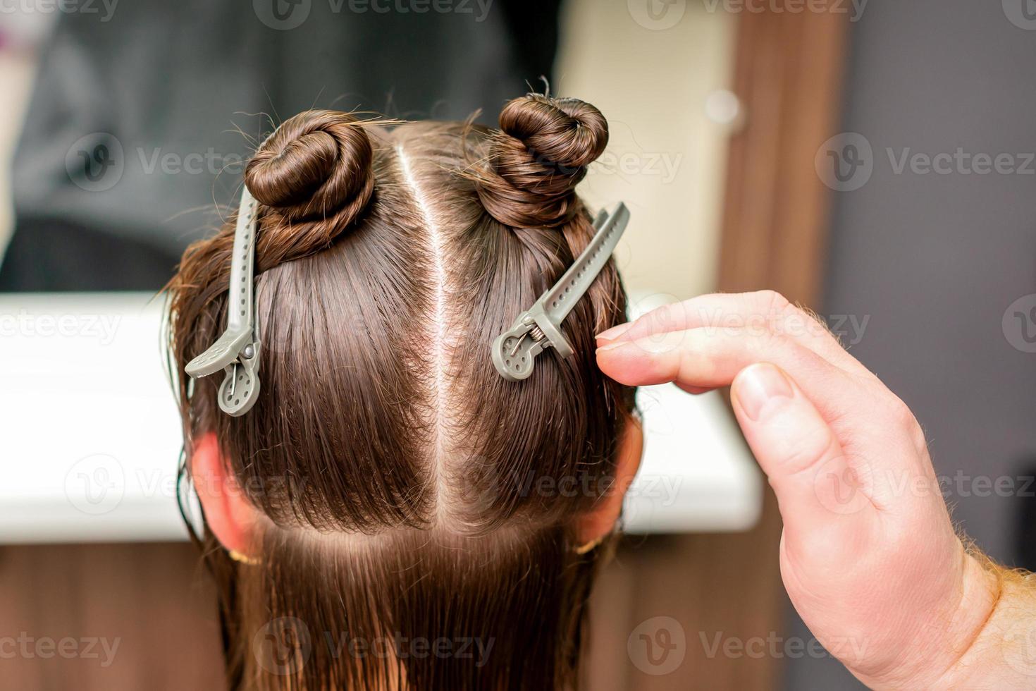 cabelo clipes em cabelo do jovem mulher foto