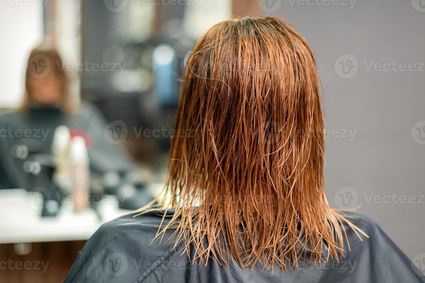 costas Visão do molhado grandes vermelho cabelo foto