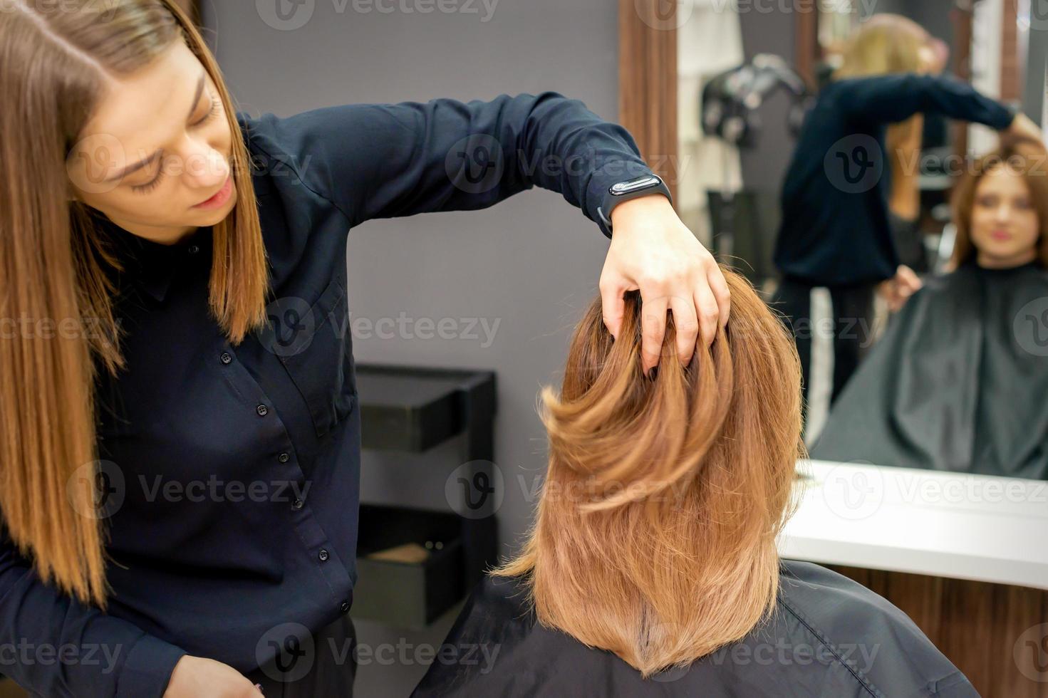 cabeleireiro Verificações Penteado do mulher foto