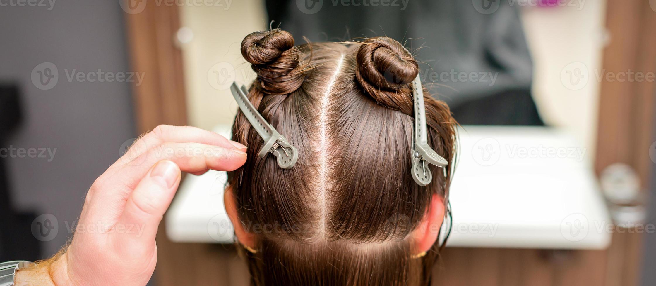 cabelo clipes em cabelo do jovem mulher foto