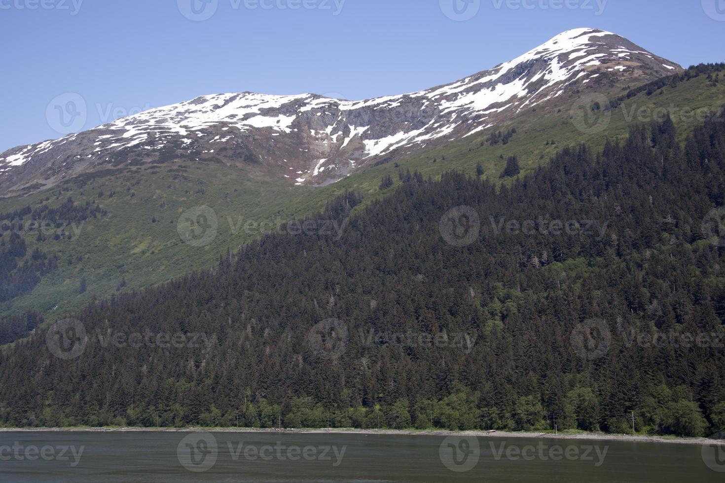 montanhoso Juneau Cidade arredores dentro Primavera foto