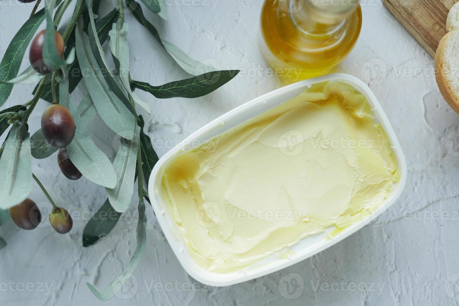 Oliva manteiga espalhar dentro recipiente em mesa foto