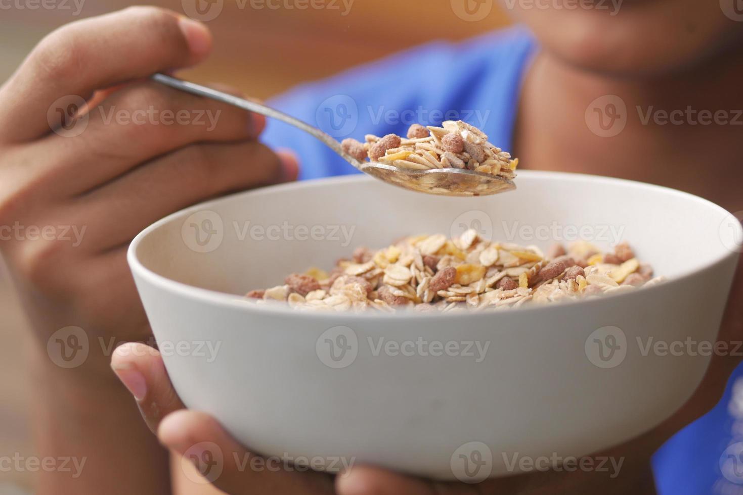 homens comendo granola musli dentro uma tigela, foto