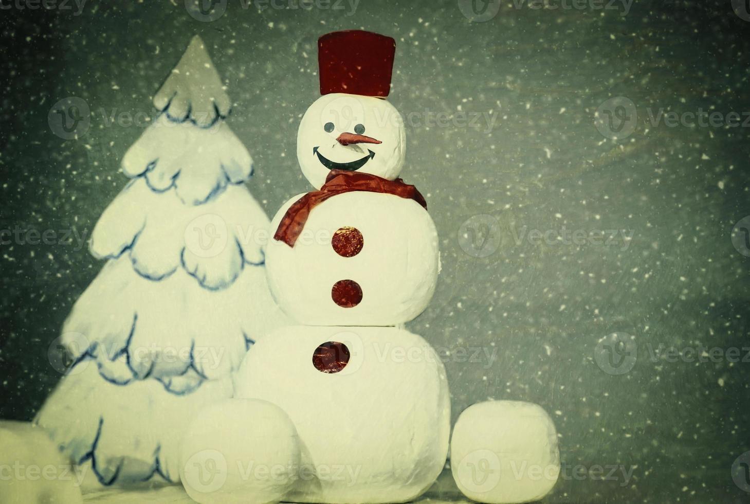 alegre vintage boneco de neve em a fundo do uma branco desenhado Natal árvore. foto