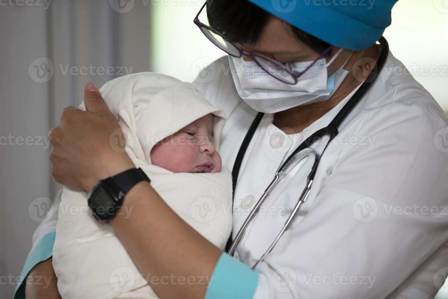 médico funcionários carinhoso para uma recém-nascido dentro a hospital. foto