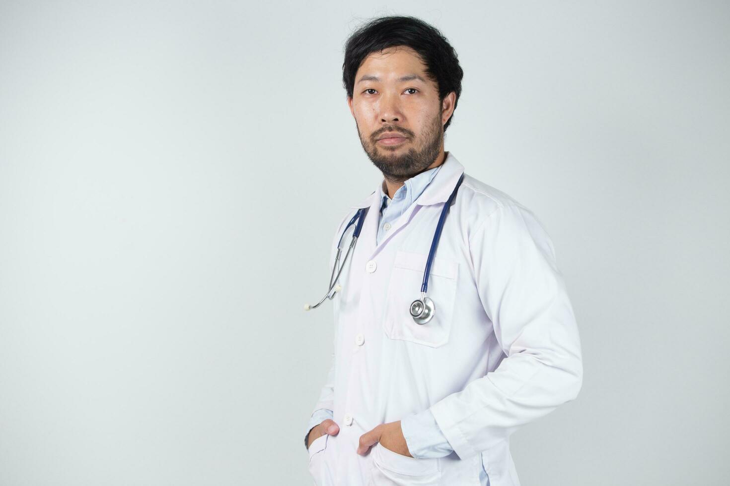 ásia homem dentro médico uniforme em branco fundo dentro hospital foto