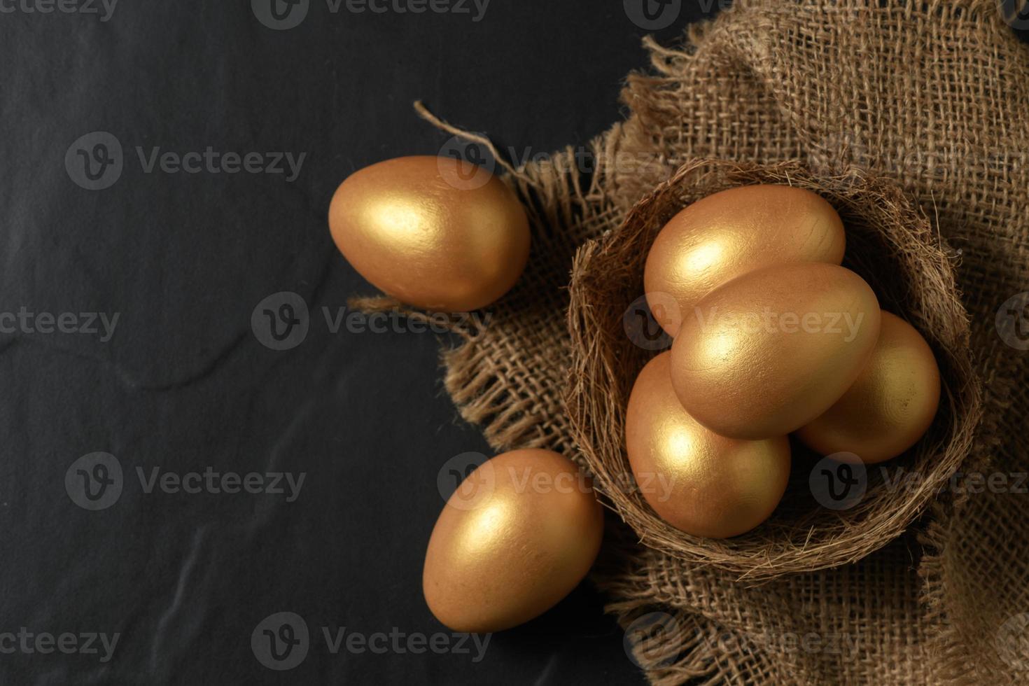 dourado Páscoa ovos dentro ninho pássaro em Preto foto