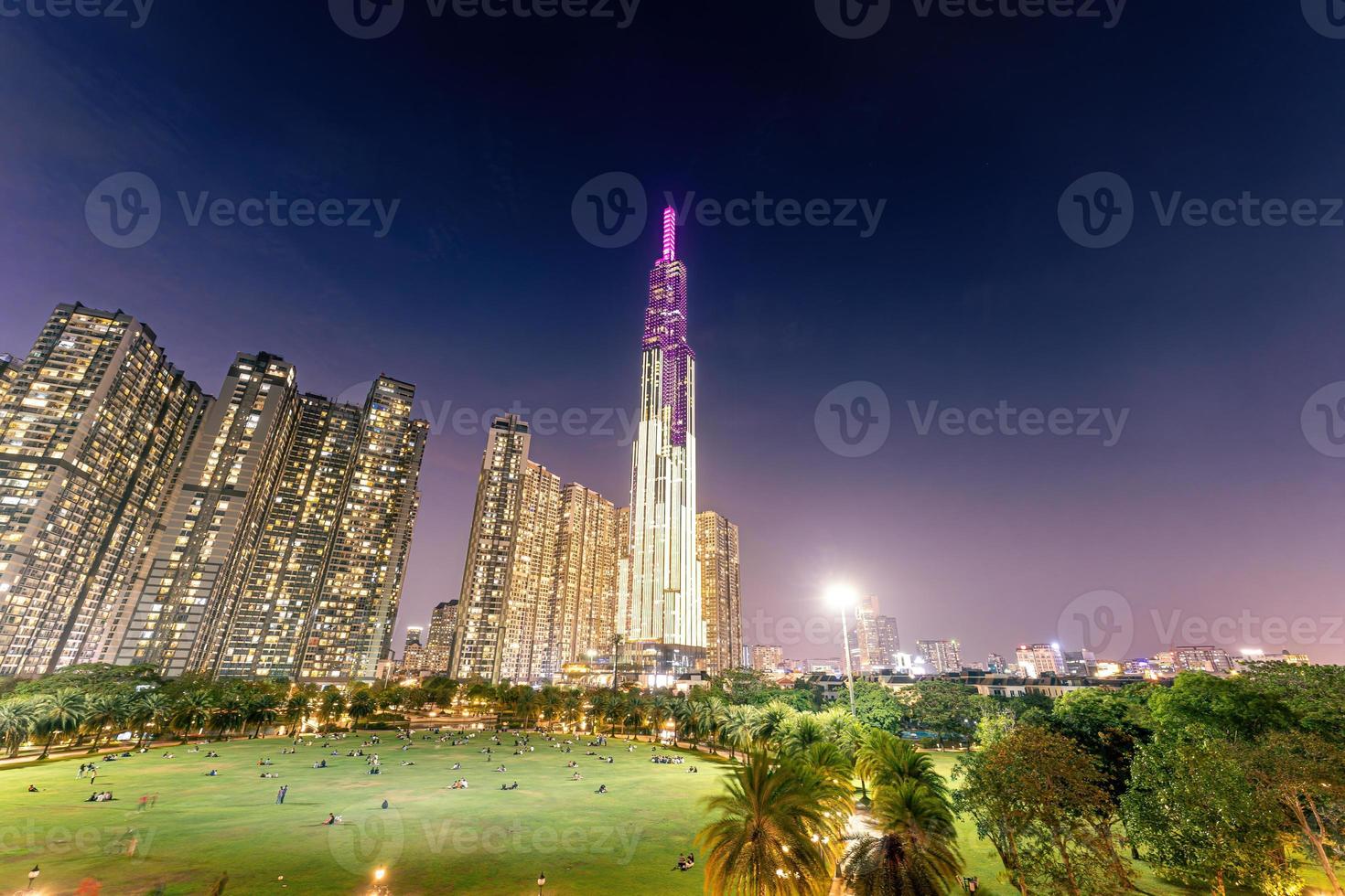 lindo noite Visão com colorida céu às ponto de referência 81 - isto é uma super alta arranha-céu com desenvolvimento edifícios ao longo Saigon rio dentro ho chi minh cidade, Vietnã. foto