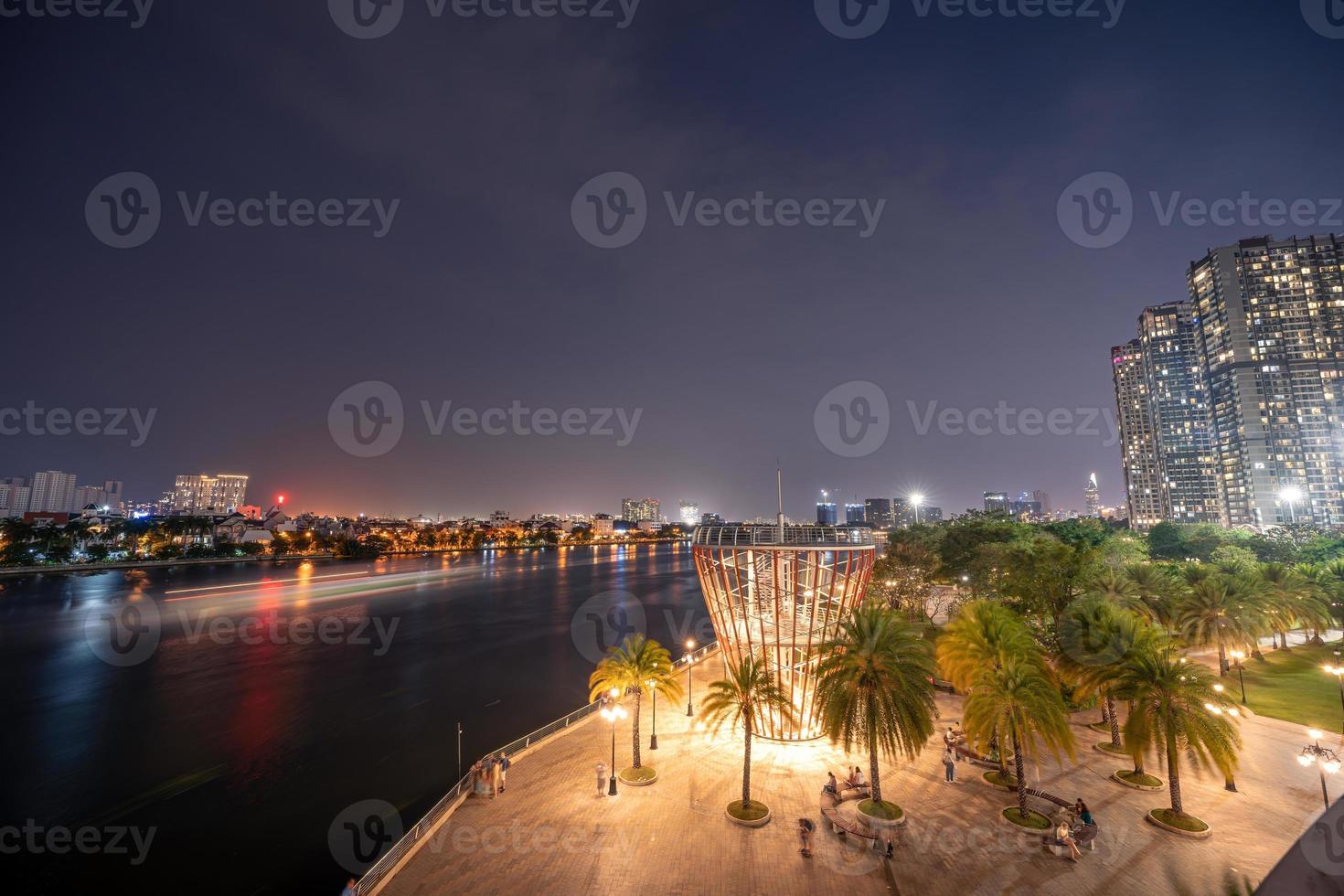 lindo noite Visão com colorida céu às ponto de referência 81 - isto é uma super alta arranha-céu com desenvolvimento edifícios ao longo Saigon rio dentro ho chi minh cidade, Vietnã. foto