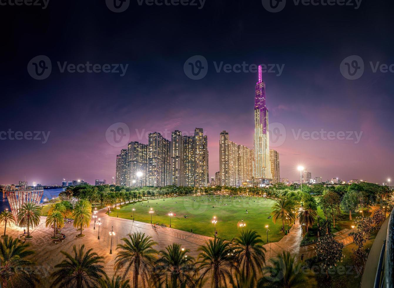 lindo noite Visão com colorida céu às ponto de referência 81 - isto é uma super alta arranha-céu com desenvolvimento edifícios ao longo Saigon rio dentro ho chi minh cidade, Vietnã. foto