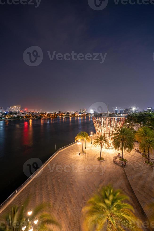 lindo noite Visão com colorida céu às ponto de referência 81 - isto é uma super alta arranha-céu com desenvolvimento edifícios ao longo Saigon rio dentro ho chi minh cidade, Vietnã. foto