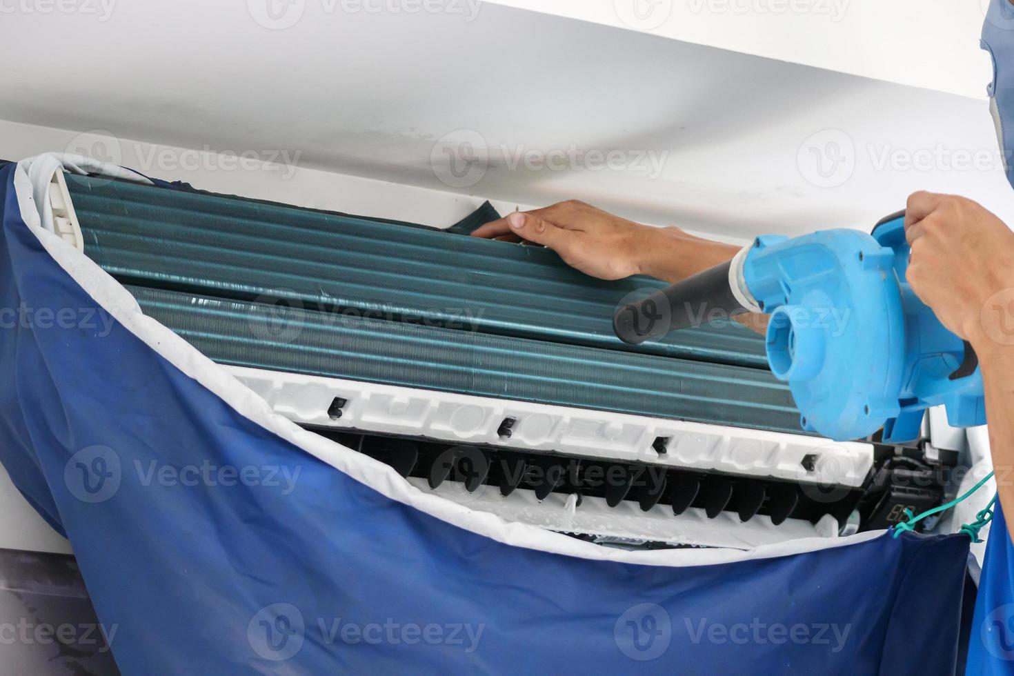 serviço de limpeza de ar condicionado com soprador de ar foto