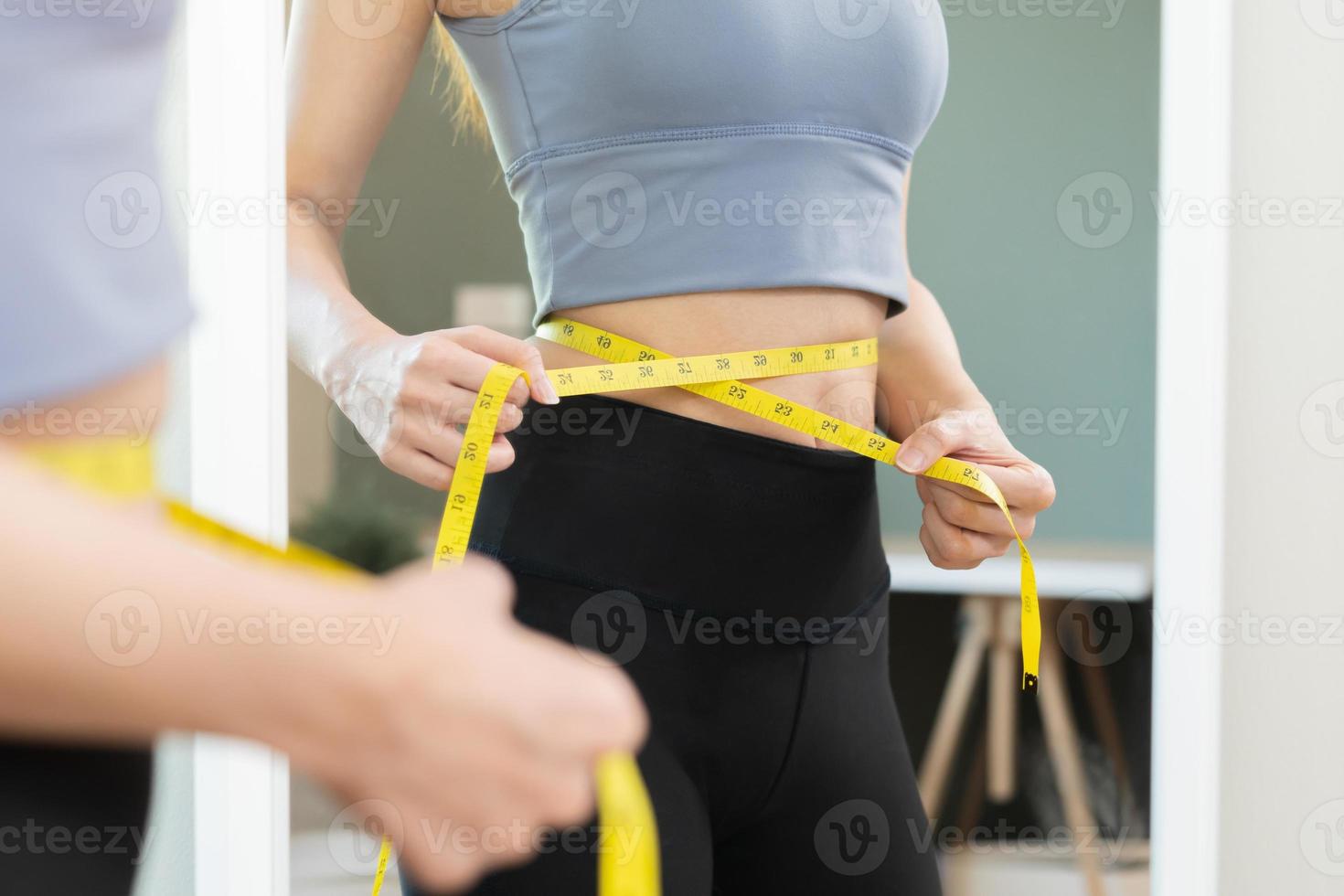 mulher está medindo sua cintura 1226733 Foto de stock no Vecteezy