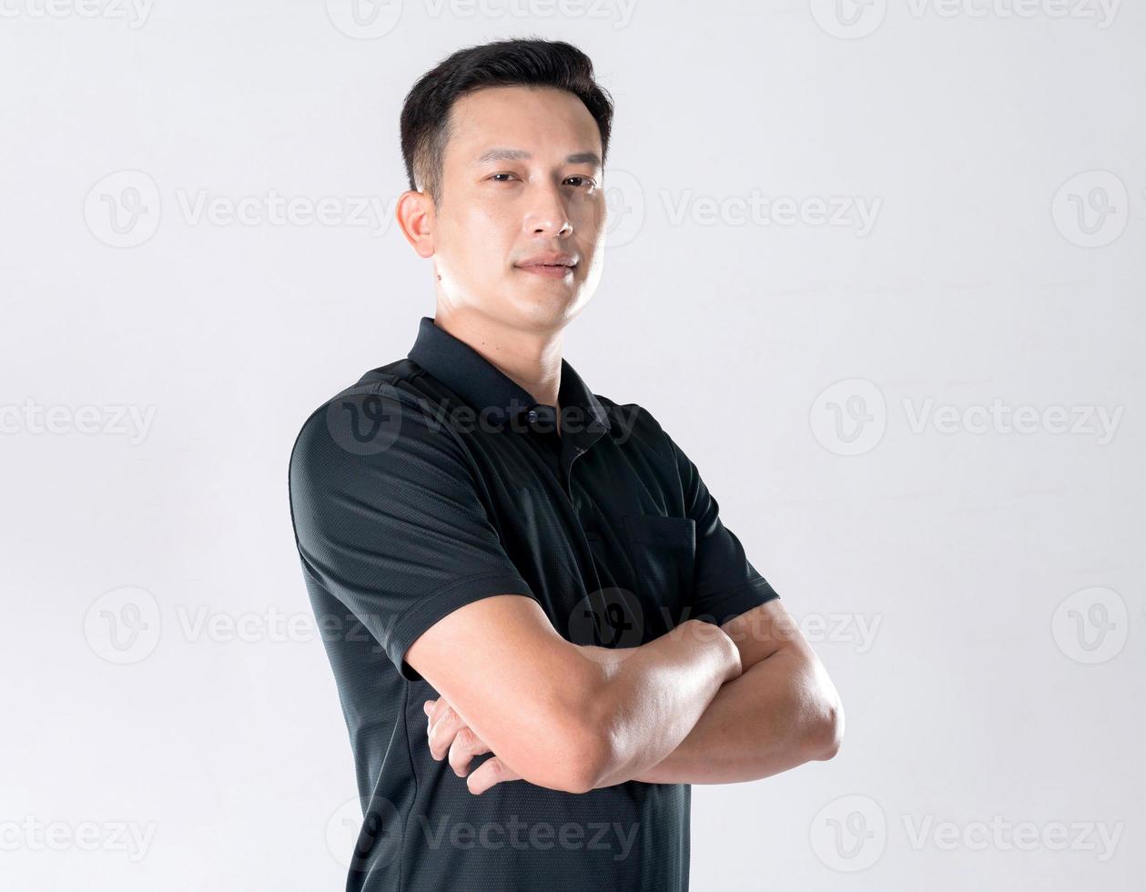 elegante jovem homem dentro Preto camisa em pé em branco fundo foto