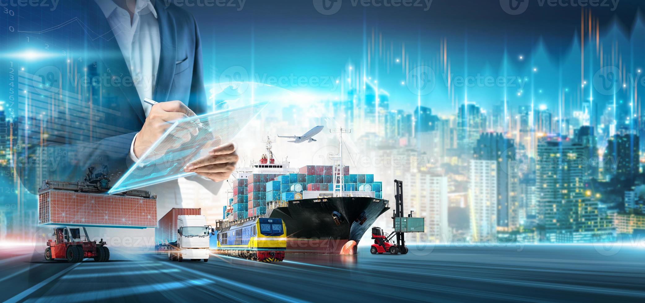 o negócio e tecnologia digital futuro do carga containers logística transporte importar exportação conceito, Gerente usando tábua conectados rastreamento ao controle Entrega distribuição em mapa cidade fundo foto